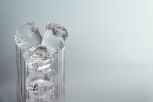 Bottiglia di vetro con acqua naturale