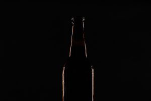 Sagoma di una bottiglia di birra in controluce