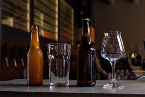 Bottiglie di birra artigianale sul tavolo