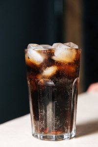 Bicchiere di cola con ghiaccio