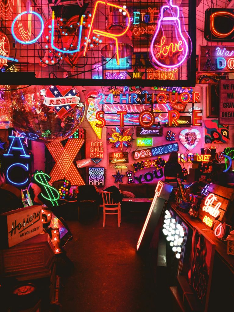 Insegne al neon colorate in stile pop art