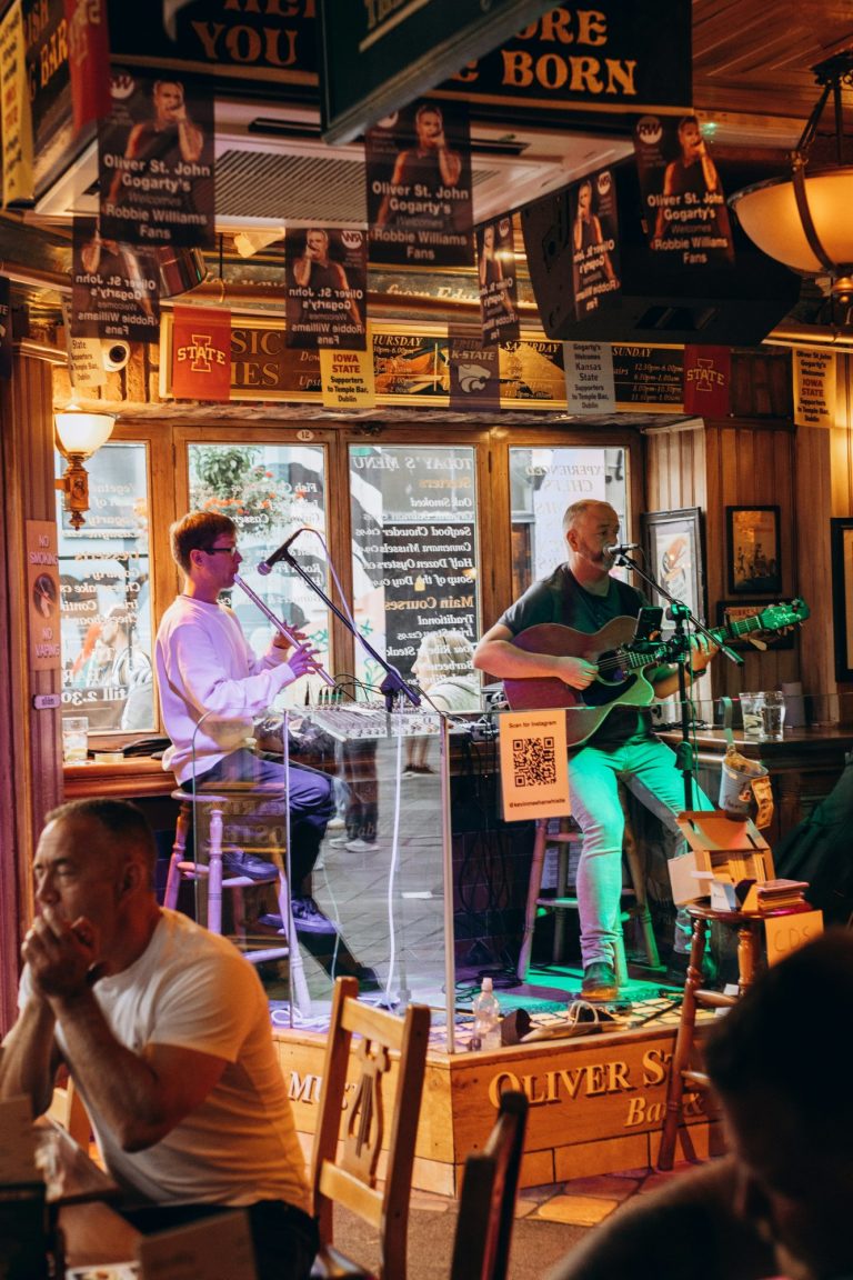 Musicisti che si esibiscono dal vivo durante una serata al pub
