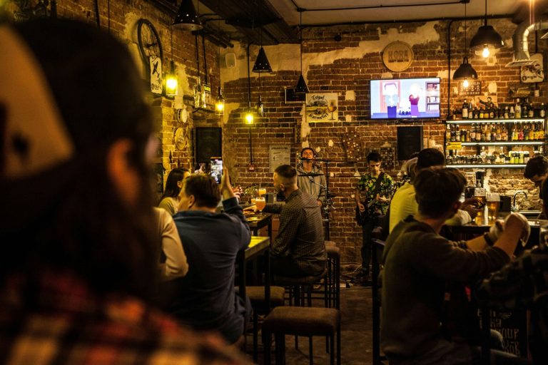 Gruppo di amici seduti insieme al bancone del bar