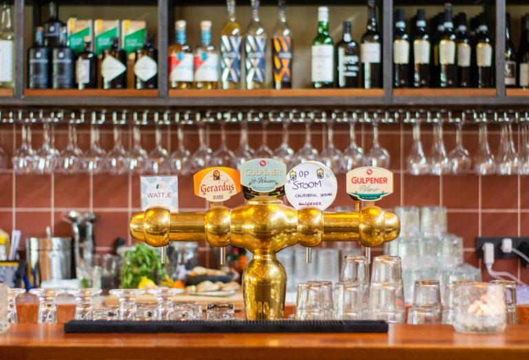 Bicchieri trasparenti allineati sul bancone del bar