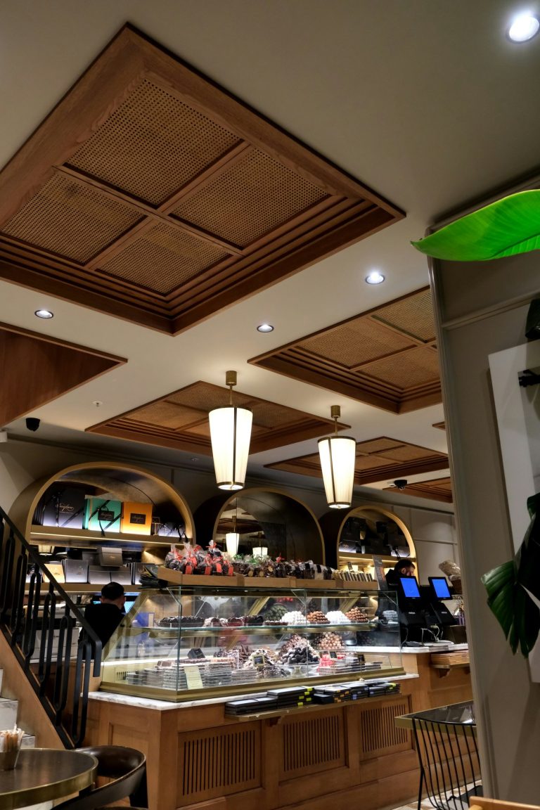 Banco con piatti di street food pronti da servire
